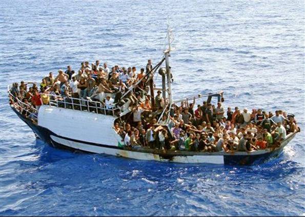 barco de transporte de imigrantes ilegais